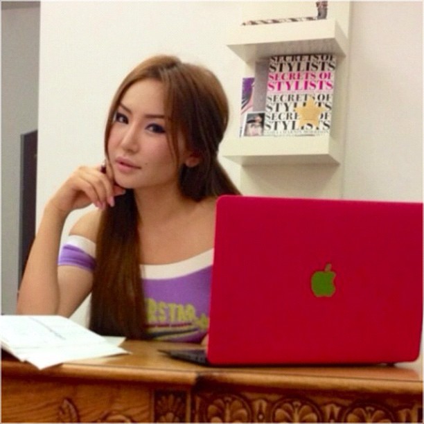 Дуучин Ану гоо үзэсгэлэн, бизнесийн ур чадвараа гайхуулсаар